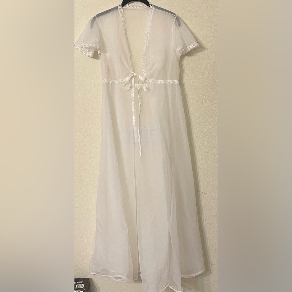 Vintage Tres Belle Sheer Chiffon Peignoir White Robe
